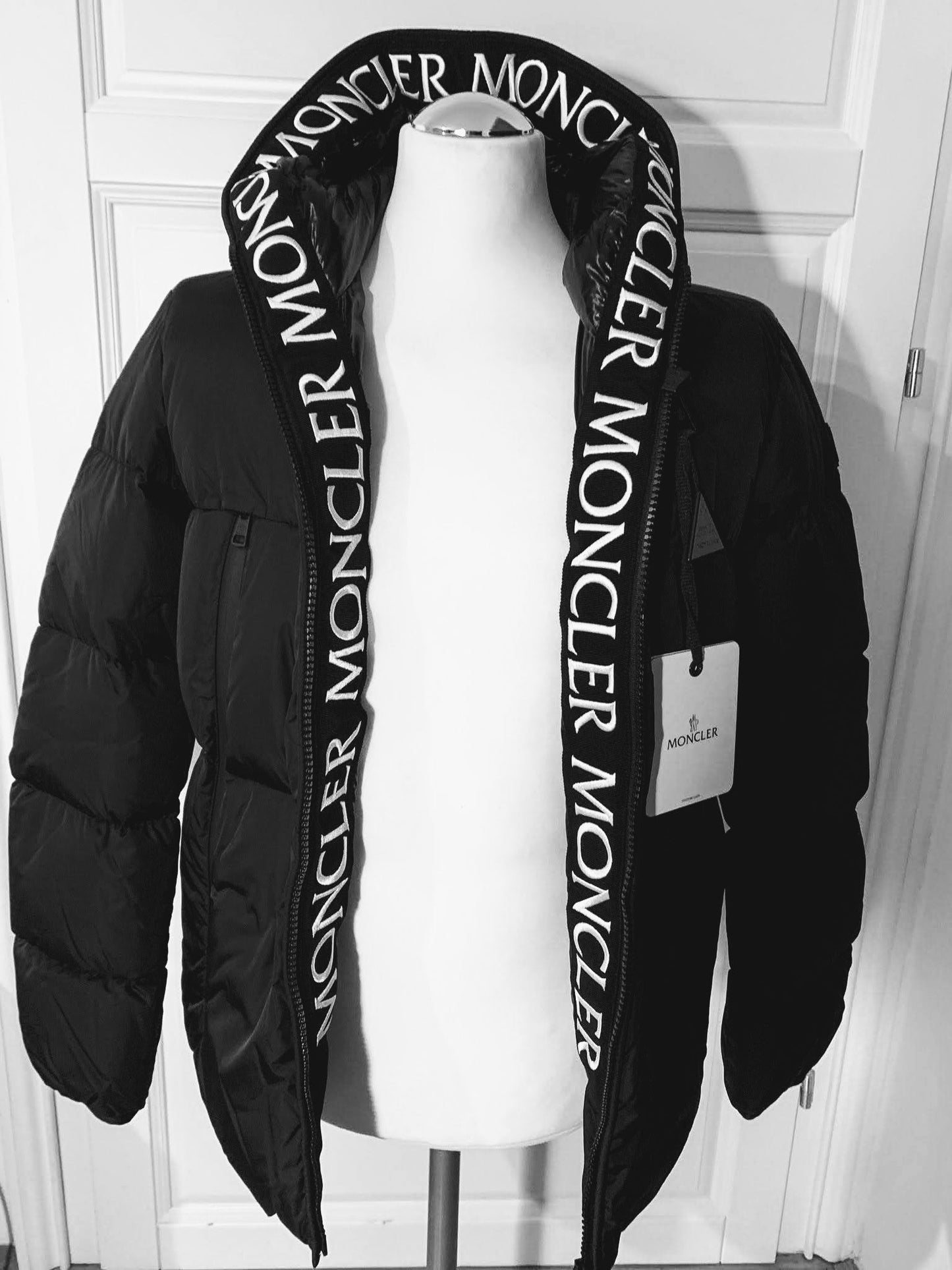 Moncler Montcla down jacket black